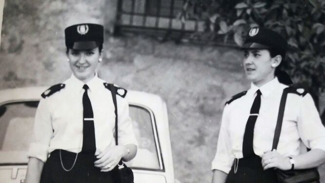 Delfina Tapia y su hermana Lola (dcha.), el día de su incorporación a la Policía Local de Córdoba, el 27 de abril de 1970.