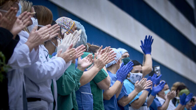 Los aplausos a los sanitarios acompañaron durante las primeras semanas del duro confinamiento.