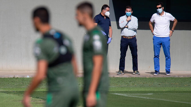 López Cataán sigue junto a Ángel Haro y Alexis un entrenamiento del pasado año.