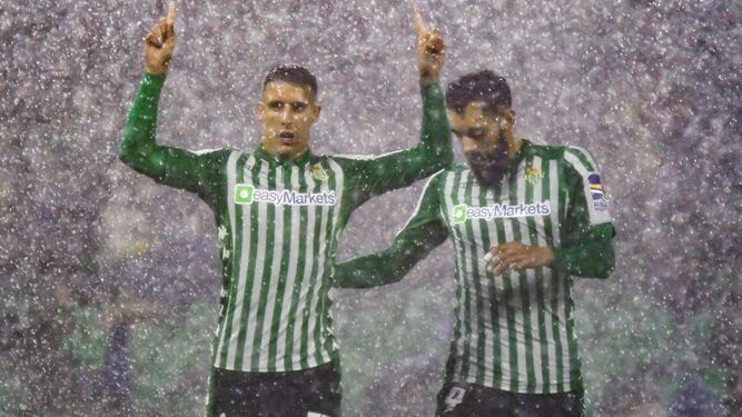 Tello celebra junto a Borja Iglesias uno de los goles ante el Antoniano en la Copa del rey del pasado año.