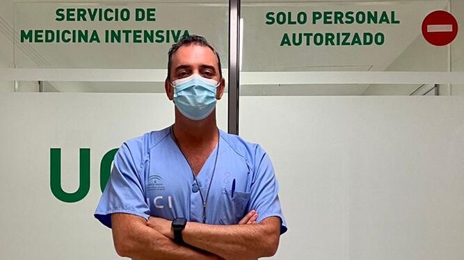 El doctor José Antonio Sánchez Román, médico especialista del servicio de Cuidados Intensivos del Valme.