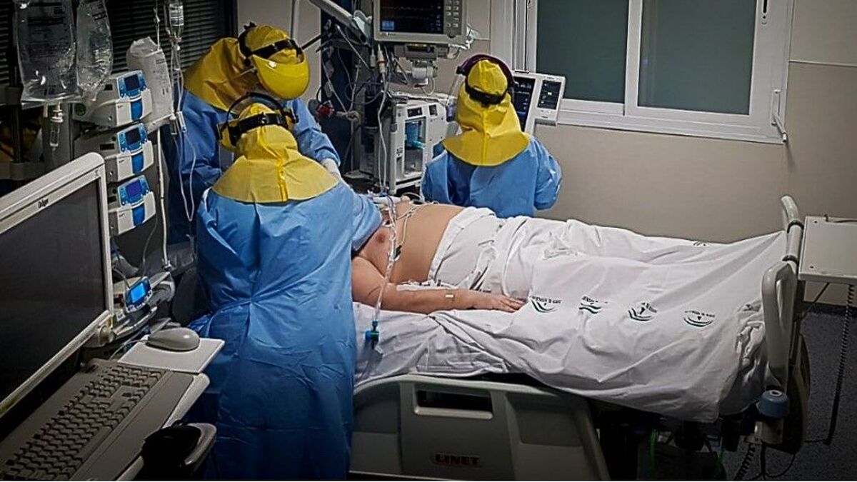 Sanitarios atienden a un enfermo Covid en un box de la UCI del hospital de Valme.