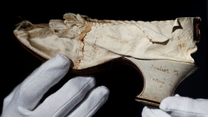 Zapato de la reina María Antonieta subastado en Versalles.