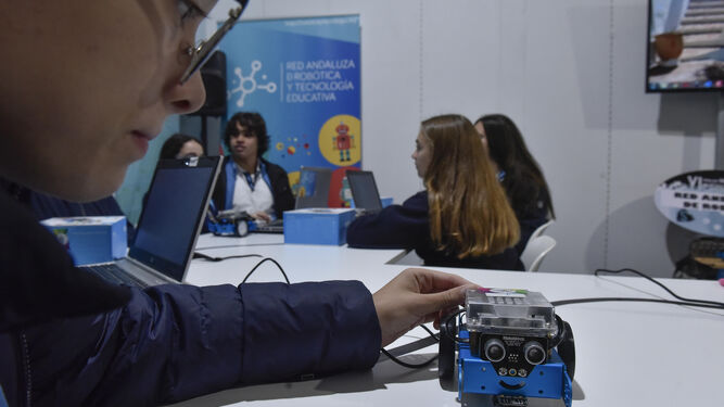 Taller de robótica, para fomentar las vocaciones TIC, en Feria de Innovación y las Nuevas Tecnologías de la Diputación de Sevilla.