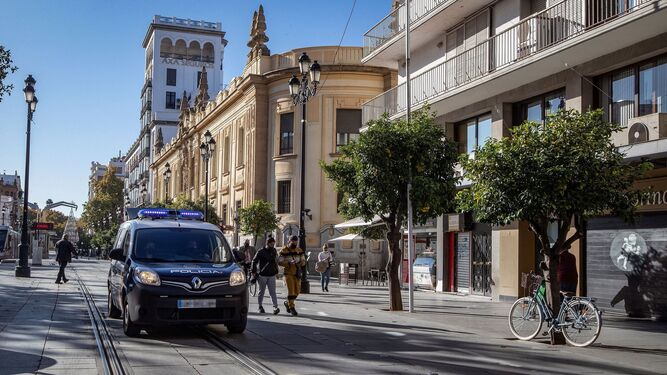Un coche de Policía Nacional patrulla el centro de Sevilla.