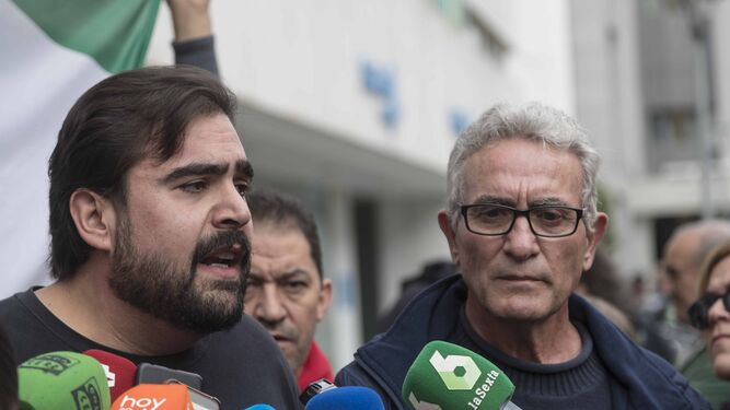 Oscar Reina (izquierda) durante la concentración contra un juicio al SAT en Sevilla