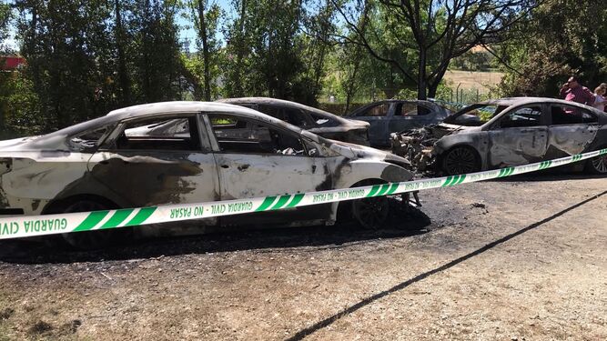 Estado en el que quedaron los vehículos incendiados en el hotel La Villa Rural de Castilblanco, en la madrugada del 2 de mayo de 2017.