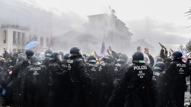 La policía alemana carga contra una protesta violenta por las restricciones por el coronavirus