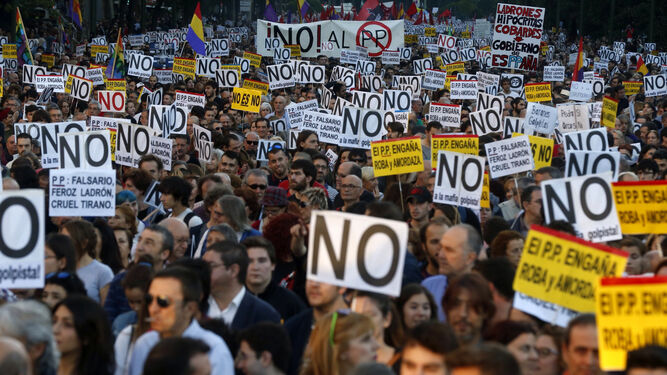 Miles de personas en las inmediaciones de la plaza de Neptuno de Madrid, para participar en la marcha 'Rodea el Congreso',en junio de 2016.