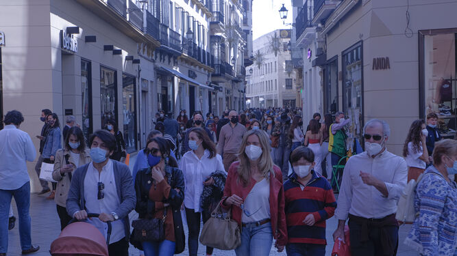 Decenas de personas caminan por la céntrica calle Velázquez en Sevilla capital.