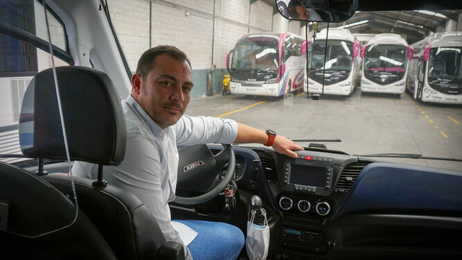 Roberto Gutiérrez posa delante de los vehículos sin actividad de Autocares Zambruno, en Dos Hermanas.