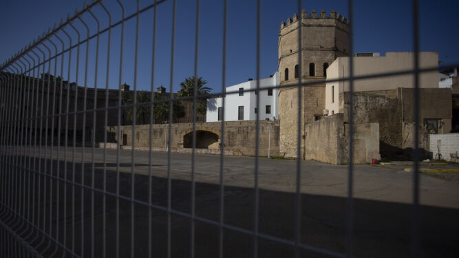 El solar de la calle Santander con la muralla y la Torre de la Plata donde se instalará otra vez un aparcamiento.