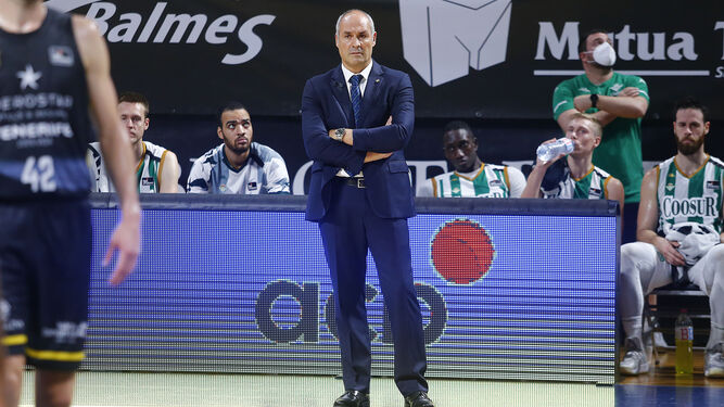 Curro Segura observa el encuentro disputado en Tenerife por su equipo.