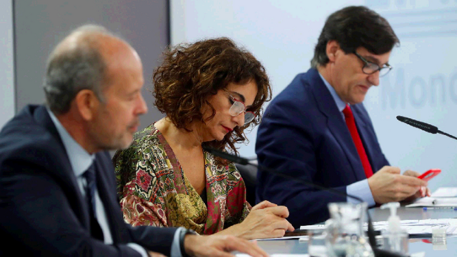 Salvador Illa, junto a los ministros andaluces, María Jesús Montero y Juan Carlos Campos.