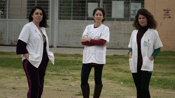 La psicóloga clínica del grupo provincial del distrito sanitario Sevilla junto a otras dos integrantes del equipo.