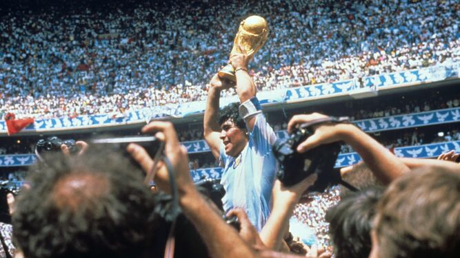Maradona alza la Copa del Mundo de 1986 con Argentina