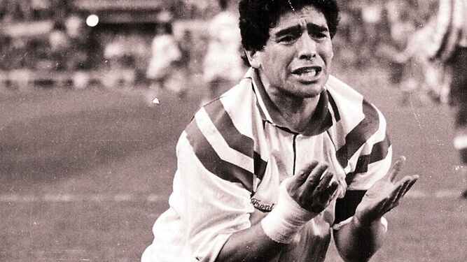 Maradona se desespera en un partido con el Sevilla.