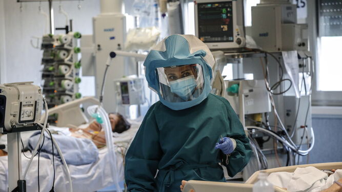 Una trabajadora sanitaria atiende a enfermos ingresados en la UCI en un hospital de Roma.