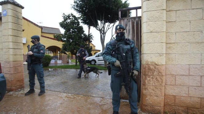 Guardias civiles custodian una vivienda del término municipal de La Rinconada, este jueves.