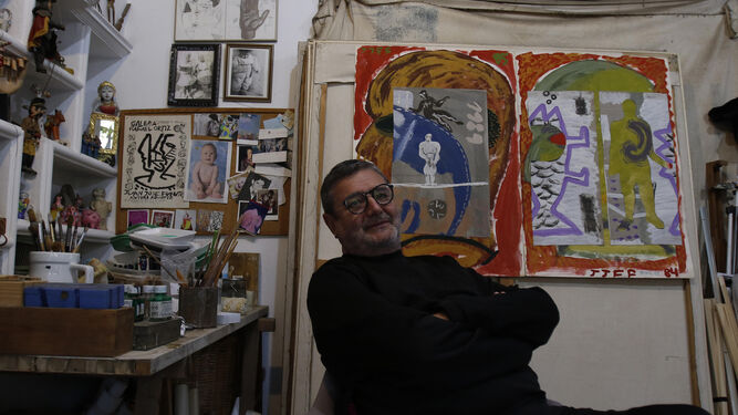 Juan José Fuentes en su estudio sevillano.