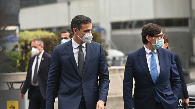 El presidente del Gobierno, Pedro Sánchez, y el ministro de Sanidad, Salvador Illa, este viernes en el Hospital de La Paz, en Madrid.
