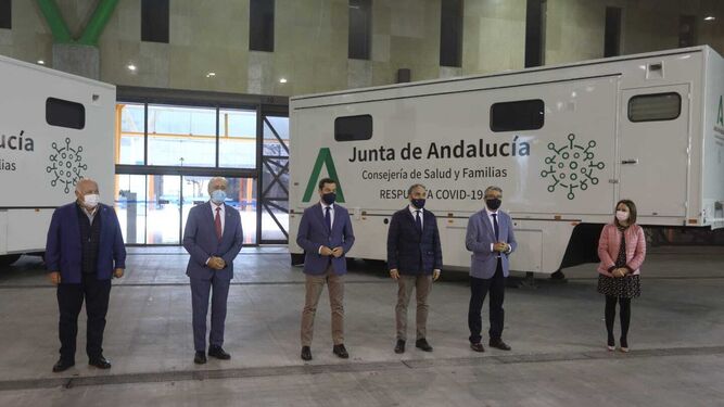 Moreno, este viernes en Málaga, ante los 'camiones móviles' para cribados masivos y vacunación anticovid