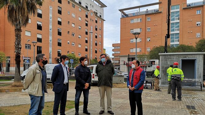 Los delegados de Transición Ecológica, David Guevara, y de San Pablo-Santa Justa, Francisco Páez, han visitado las obras de perforación del nuevo pozo en la Plaza de la Rosaleda.