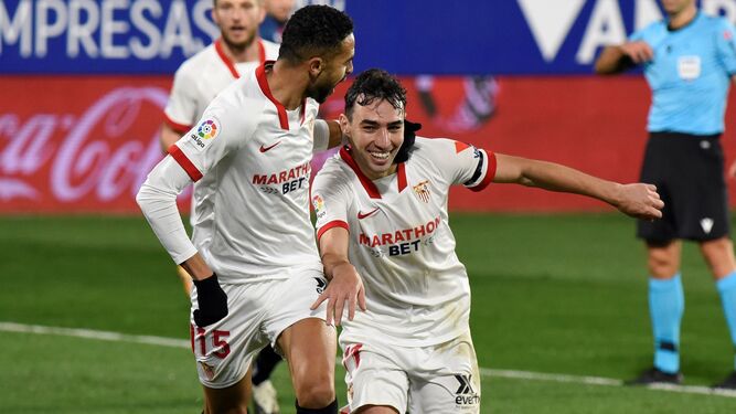 En-Nesyri celebra con Munir el gol del triunfo sevillista en Huesca.
