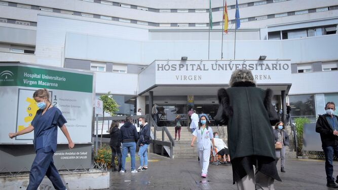 Entrada del Hospital Virgen Macarena de Sevilla en plena segunda ola de la pandemia.