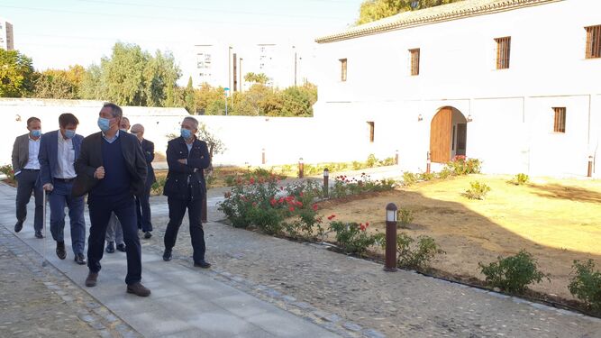 El alcalde, Juan Espadas, durante la visita a la hacienda restaurada.