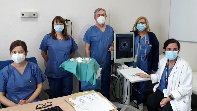 A la derecha la jefa de sección de Cirugía del Área Hospitalaria de Valme, Lourdes Gómez Bujedo, junto a cirujanos y profesionales de enfermería de la consulta de Proctología