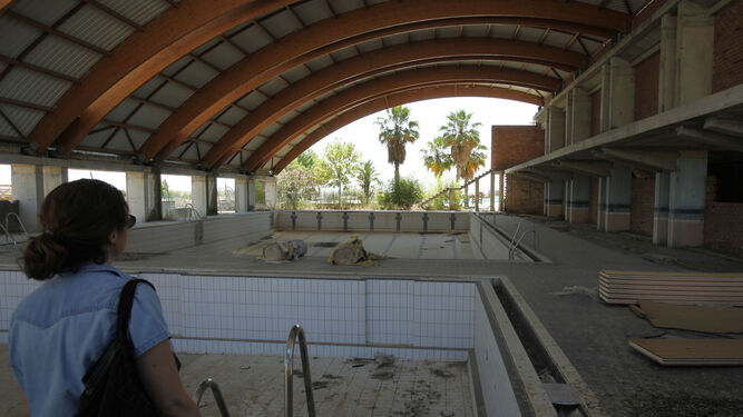 La piscina cubierta y el pabellón, que se presupuestaron en más de 5 millones de euros y que quedaron sin terminar ni pagar.