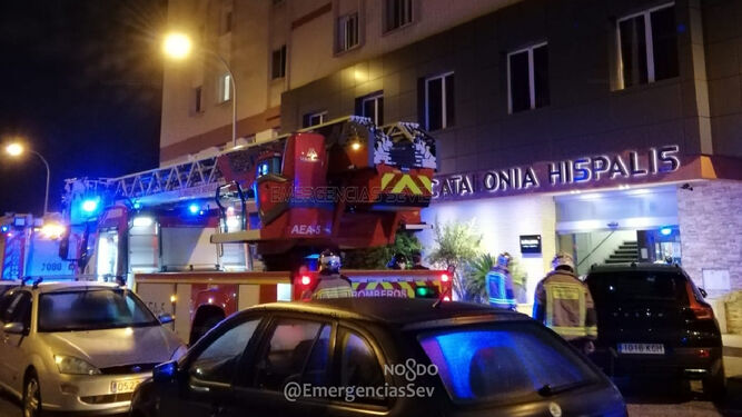 Actuación de los bomberos en un hotel de la avenida de Andalucía