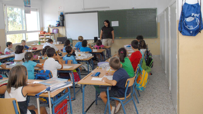 Una maestra imparte clase en un aula de Primaria.