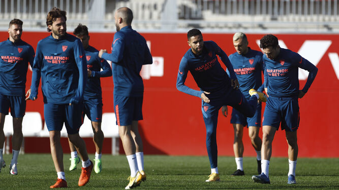 Varios jugadores del Sevilla entrenando.