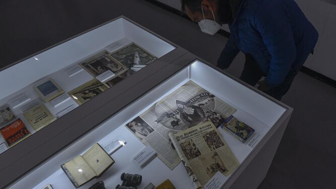 Un visitante de la exposición contempla algunos de las piezas.