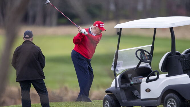 El presidente saliente de Estados Unidos, Donald Trump, jugando al golf en su Trump National Golf Club en Sterling (Virginia).