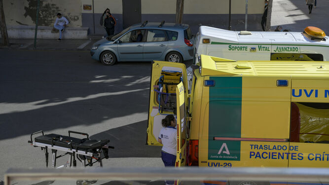 Una ambulancia del servicio de emergencias a las puertas de un centro hospitalario andaluz