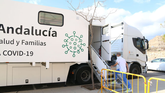 Un ciudadano entra en un camión que hace test de antígeno en Andalucía, ayer en Almería.