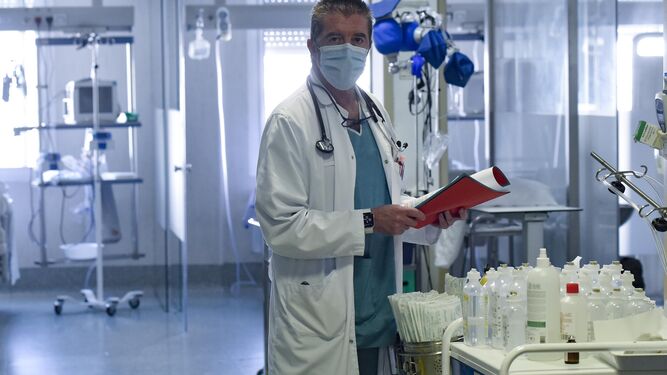 Un médico revisa la medicación de los pacientes en un centro hospitalario sevillano.