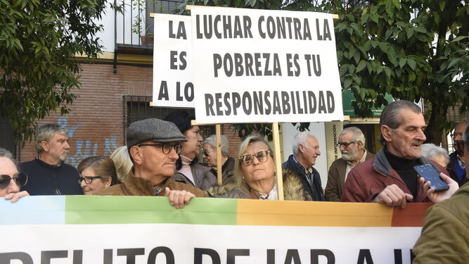 Una mujer se manifiesta en Córdoba.