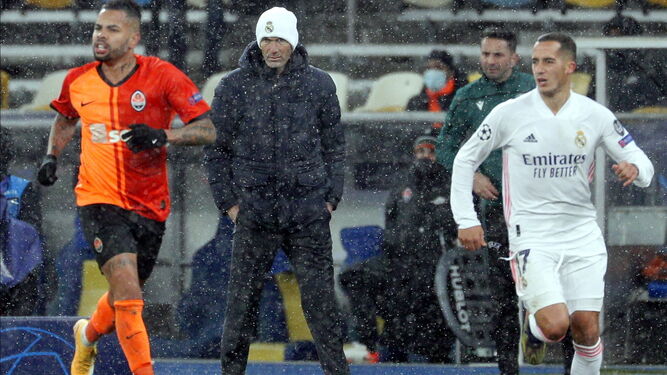 Zinedine Zidane, bajo la nieve de Kiev en el duelo ante el Shakhtar Donetsk.