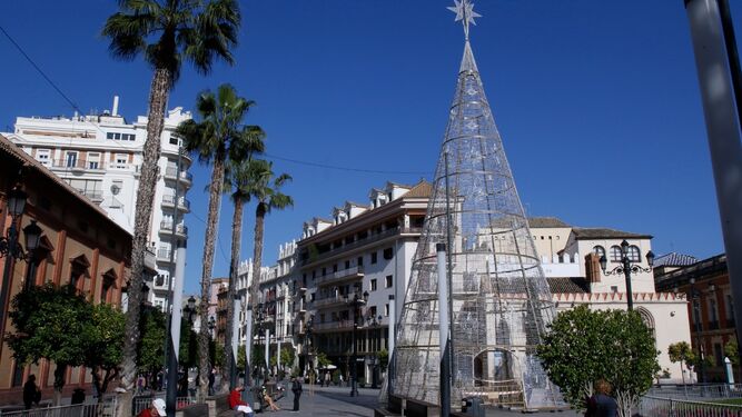 Decoración navideña instalada en la Puerta de Jerez.