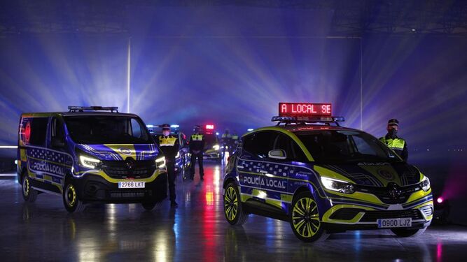 Los nuevos vehículos de la Policía Local, durante la espectacular presentación en Fibes.