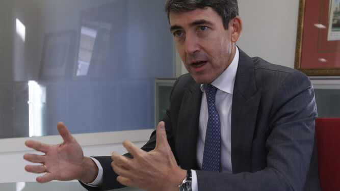 Domingo Mirón, durante la entrevista, en la sede de Grupo Joly, editora de este periódico, en Sevilla.