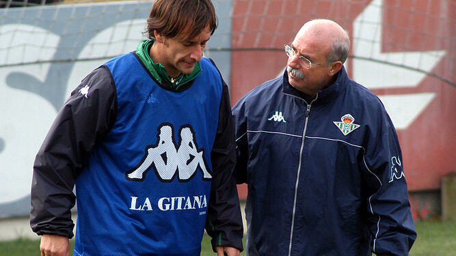 Alfonso dialoga con Serra en un entrenamiento de su etapa en el Betis.