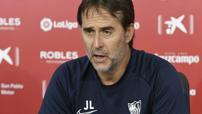 El entrenador del Sevilla, Julen Lopetegui, atiende a la prensa.