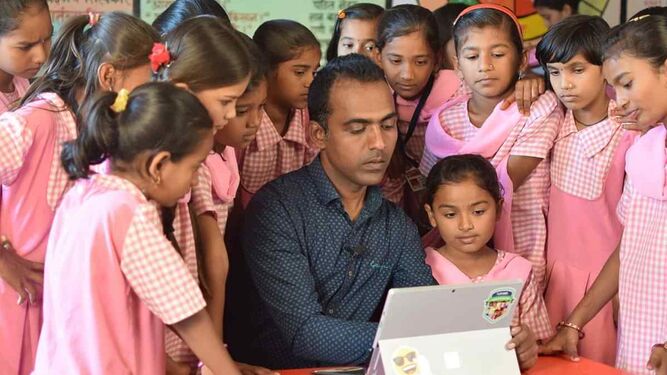 Un innovador maestro indio gana el premio al mejor profesor del mundo