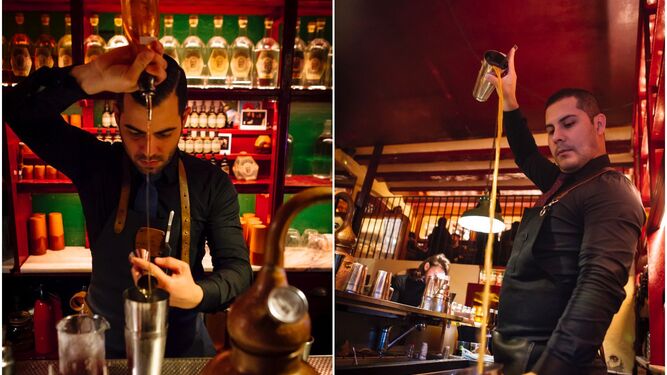 Dos 'bartenders' de Paradiso, en Barcelona, la coctelería mejor clasificada de España.