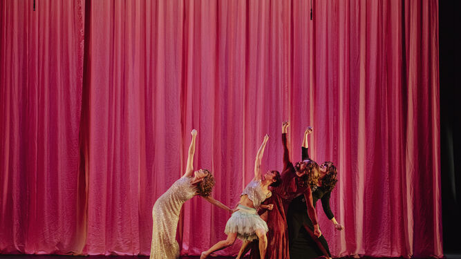 Los cuatro bailarines en el estreno de 'P de Partida' en el Teatro Lope de Vega.